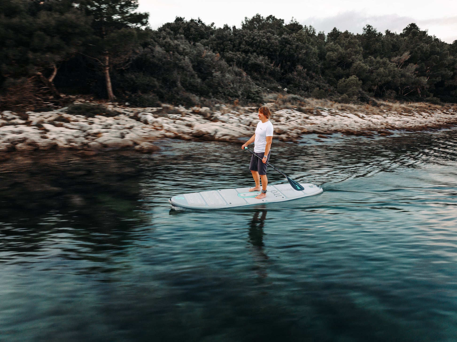 Man paddles on SipaBoards self-inflating electric paddleboard rentals,delivered to Flathead Lake, Echo Lake, Whitefish Lake, Swan Lake and beyond.